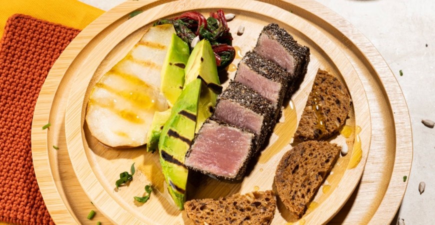 Tonno Rosso con Semi di Chia, Crema di Avocado e Bieta Rossa