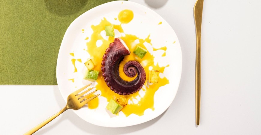 Tentacoli di Polpo con Avocado, Patate e Limone – Mare, Freschezza e Colore nel Piatto