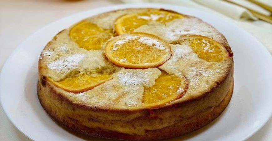 Torta rovesciata agli agrumi di Sicilia preparata con arance biologiche, ricetta dal gusto fresco e naturale.