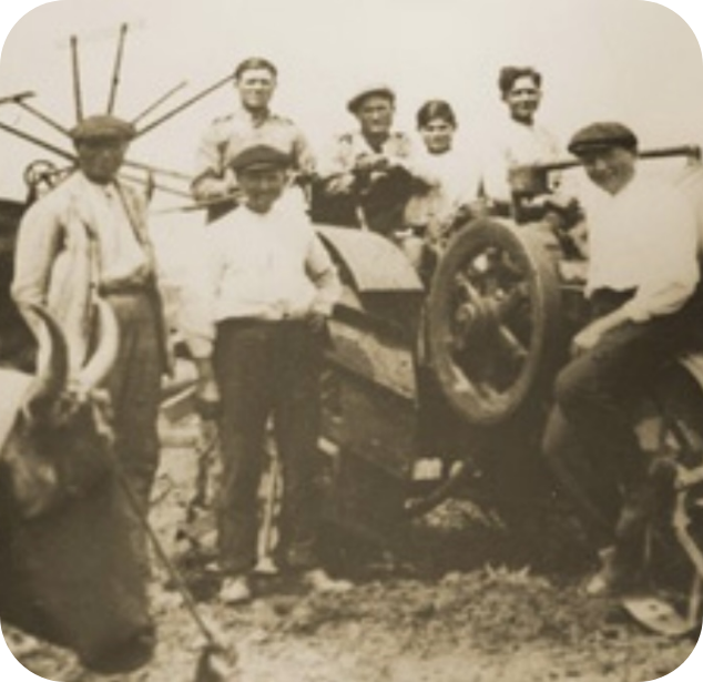 Foto storica di famiglia nei campi con trattore agricolo, simbolo delle origini de La Collina Bio.